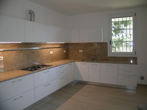 cucina bianca con piano granito