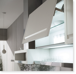 particolare fondo luminoso e apertura basculante cucina ged treviso